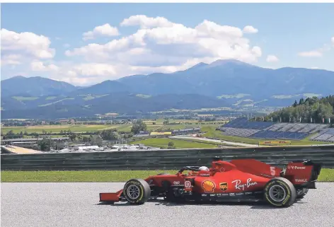  ?? FOTO: LEONHARD FOEGER/DPA ?? Landschaft­lich einmalig, vom Ergebnis her mau: Sebastian Vettel im Ferrari auf dem Kurs in Spielberg.