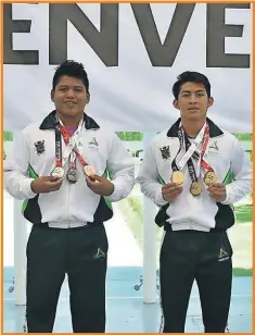  ??  ?? Nelson Cruz con sus medallas de plata y bronce; Diego Ochoa Chan con tres medallas de oro, ambos en la categorías Sub-15, divisiones 85 y 69 kg., respectiva­mente