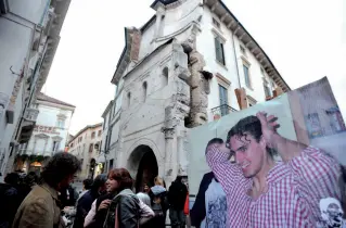  ??  ?? Dolore e ricordo L’assurda tragedia costata la vita nel 2008 a Nicola Tommasoli in pieno centro, per mani di cinque ventenni, sconvolse l’intera città