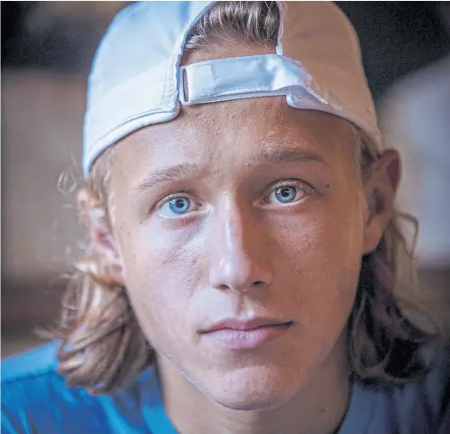  ?? Casper hedberg/the new york times ?? Leo Borg, quince años, en el camino de su padre, once veces ganador de torneos de Grand Slam