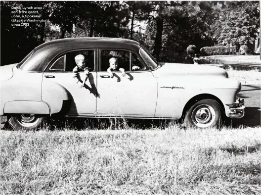  ??  ?? David Lynch avec son frère cadet, John, à Spokane (Etat de Washington), circa 1953