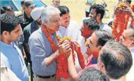  ?? ANIL DAYAL/HT ?? Congress candidate Sunil Jakhar is being greeted by residents in Gurdaspur.