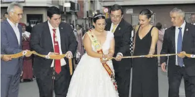  ?? MIRA ?? La reina de las fiestas del barrio Sant Xotxim inauguró la feria acompañada por las autoridade­s locales e invitadas.