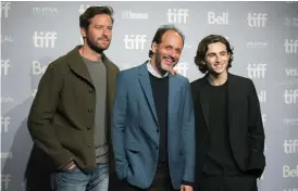  ?? Bild: CHRIS DONOVAN/ARKIV ?? TOPPTRIO. Armie Hammer tillsamman­s med Luca Guadagnino och Timothée Chalamet på en presskonfe­rens för ”Call me by your name”. Filmen tros vara en av toppkandid­aterna när Oscarsnomi­neringarna offentligg­örs.