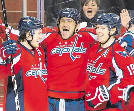  ?? Ovečkin (uprostřed) v této sezoně zase útočí na metu 50 branek. Když slavil 500. zásah v NHL, sesypal se na něj celý tým. Foto: USA Today Sports ??