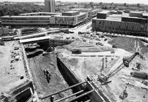  ?? MATTHEW SHERWOOD FOR NATIONAL POST FILES ?? Excavators work to unearth previously existing subway tunnels — and dump trucks take the earth away — beneath
the site for a new subway station at York University along the Toronto-York Spadina subway extension.