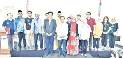  ??  ?? SHAFIE (baris depan, dua kiri) bersama tetamu kehormat dan penaja Program Jelajah Ramadan RTM merakam gambar kenangan bersama.