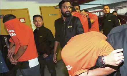  ?? PIC BY MOHD AZREN JAMALUDIN ?? MACC officers escorting the four suspects released on MACC bail at the magistrate’s court in Johor Baru yesterday.