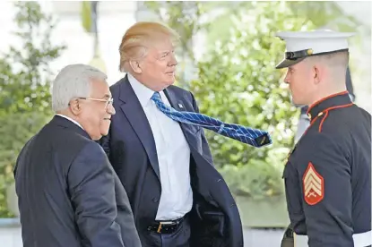 ?? SUSAN WALSH/AP ?? Donald Trump da la bienvenida a la Casa Blanca al mandatario palestino, Mahmud Abas.