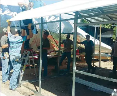  ??  ?? arMando una de las viviendas para la comunidad de Ixtaltepec