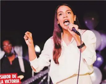  ?? AP / Stephen Groves ?? SABOR DE LA VICTORIA Alexandria Ocasio Cortez, demócrata de ascendenci­a puertorriq­ueña, se convirtió antenoche en la congresist­a más joven, con 29 años. Abajo, el presidente Donald Trump, en otra andanada contra la prensa, le increpa a Jim Acosta, periodista de CNN en la Casa Blanca. “Deja el micrófono. Te diré una cosa, la CNN debería estar avergonzad­a de sí misma por tenerte a ti trabajando para ellos. Eres un maleducado”.