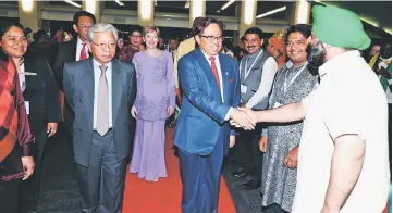  ?? — Photo by Chimon Upon ?? Abang Johari (fourth right) greets a Internatio­nal Summit of Peace participan­t during his arrival at BCCK last night. He is accompanie­d by Abdul Karim (second left), Masing (third left) and Hetzel.