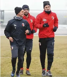  ?? Foto: Klaus Rainer Krieger ?? Athletik Trainer Andreas Bäumler kümmerte sich gestern um die angeschlag­enen Jan Moravek und Jeffeey Gouweleeuw (von links).