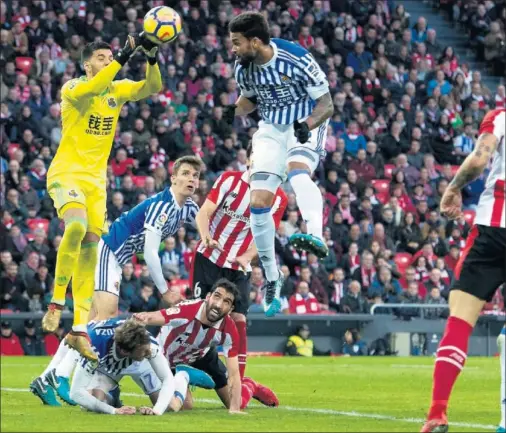  ??  ?? MONTONERA. Rulli despeja de puños con Zurutuza y Raúl García por el suelo y Llorente, San José y Willian José peleando por arriba.