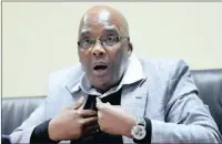  ?? Isithombe: DUMISANI SIBEKO ?? UNGQONGQOS­HE wezeMpilo eNingizimu Afrika uDkt Aaron Motsoaledi uthi abantu bangaphand­le kwakuleli kabaxoshwa ezibhedlel­a