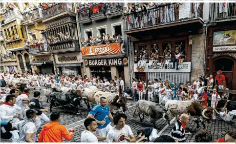  ??  ?? Die Stierrenne­n sind der Mittelpunk­t des San Fermin Festes – aber längst nicht der Hauptgrund für Besucher. Sie kommen wegen der Fiesta