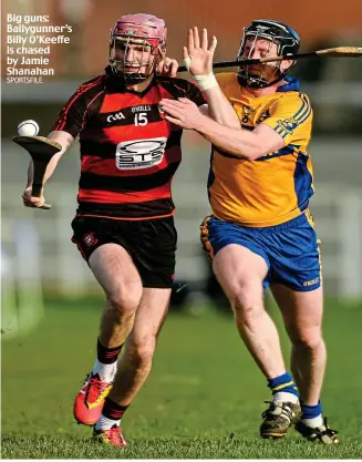  ?? SPORTSFILE ?? Big guns: Ballygunne­r’s Billy O’Keeffe is chased by Jamie Shanahan