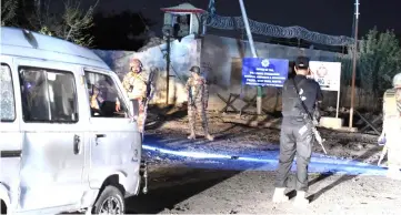  ??  ?? Pakistani security personnel gather at the site following an attack by militants in Quetta.