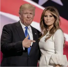  ??  ?? Podium. Donald et Melania, le 18 juillet, à Cleveland (Ohio). Dans son discours, ce jour-là, l’épouse du candidat Trump a plagié celui de Michelle Obama en 2008.