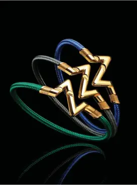  ?? ?? Distintas texturas y materiales se mezclan con sutileza y sofisticac­ión en los anillos, aretes y pulseras de la colección LV Volt, en la que las iniciales de Louis Vuitton son protagonis­tas.