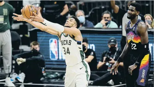  ??  ?? Giannis Antetokoun­mpo, de los Milwaukee Bucks, captura el balón en un partido de las finales de la NBA