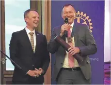  ?? FOTO: MEIKE GRÖGER ?? Andreas Schumacher (links) übergibt den Vorsitz des Rotary-Clubs an Berthold Broll.