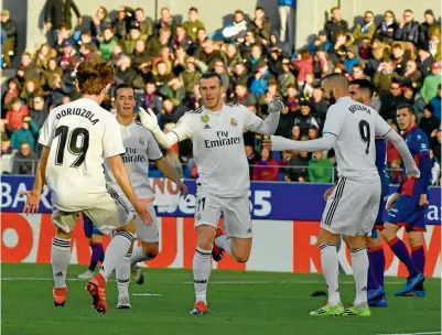  ??  ?? GOLEADOR. Bale es felicitado tras marcar el tanto del gol con el que ganó el Madrid de visita.