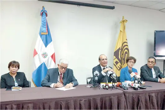  ?? DANNY POLANCO ?? El Pleno de la Junta Central Electoral (JCE) se presentó ayer ante los medios de comunicaci­ón para desmentir a Fernández.