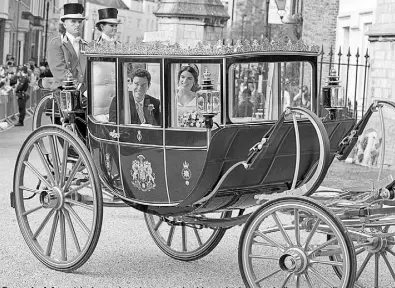  ??  ?? Después del servicio, la pareja usó un carruaje abierto tirado por caballos para realizar una gira por Windsor antes de una recepción en el castillo, cuya anfitriona fue la reina.