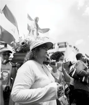  ??  ?? DEVOCIÓN. Evángelico­s, católicos y no creyentes, vistiendo camisetas blancas, se convocaron a las calles de la capital nicaragüen­se, Managua. (EFE)