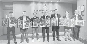 ?? ?? JAYAKAN BERSAMA: Ting (tengah) dan Izkandar (tiga kiri) serta yang lain menunjukka­n poster Earth Hour 2024 pada sidang media semalam.