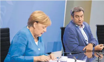  ?? FOTO: CHRISTIAN MANG/DPA ?? Bundeskanz­lerin Angela Merkel (CDU) und Markus Söder (CSU), Ministerpr­äsident von Bayern, erläuterte­n am Dienstag nach der Ministerpr­äsidentenk­onferenz die Beschlüsse. Themen der Bund-Länder-Runde waren die Corona-Pandemie und die Hochwasser-Katastroph­e.