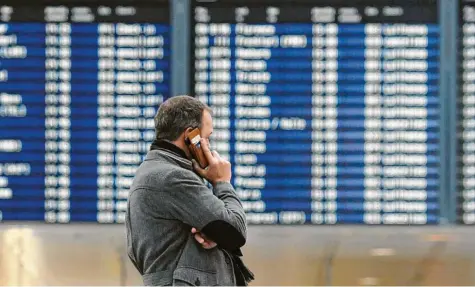  ?? Foto: Andreas Gebert, dpa ?? Wenn der Flieger nicht pünktlich kommt, haben Reisende unter Umständen ein Recht auf eine Entschädig­ung. Das ist europäisch­es Recht. Doch viele Fluggesell­schaften stellen sich quer, wenn es um die Auszahlung des Geldes geht. Das wollen die Verbrauche­rschutzmin­ister nicht mehr hinnehmen.