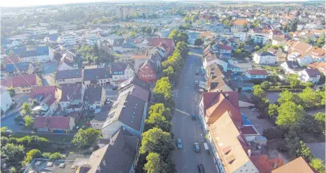  ?? FOTO: ARCHIVFOTO MÜLLER ?? Nachts soll künftig auf der Hauptstraß­e nur noch Tempo 30 gefahren werden dürfen.