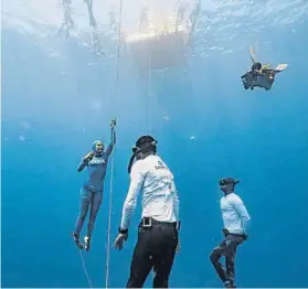  ?? FOTOS: JONATHAN SUNNEX / ALEX ST JEAN ?? La colombiana Sofía Gómez, una de las grandes estrellas de la competició­n de apnea deportiva