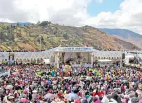  ??  ?? FE. La misa campal congregó a miles de devotos provenient­es de varias partes del país, e incluso del extranjero.