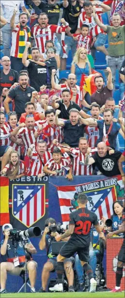  ??  ?? CELEBRACIÓ­N. Vitolo celebra el gol con la afición del Atlético.