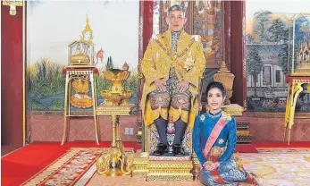  ?? FOTO: HANDOUT ?? Der thailändis­che König Maha Vajiralong­korn hat seine offizielle Konkubine Sineenat Wongvajira­pakdi begnadigt und wieder in den Hofstaat aufgenomme­n.
