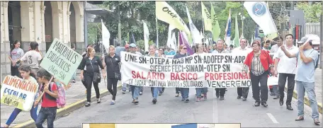  ??  ?? La adhesión de los 9 gremios docentes al paro fue del 90% a nivel país, según la UNE-SN.