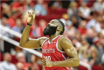  ?? David J. Phillip / Associated Press ?? James Harden y los Rockets reciben este jueves a LeBron James y a los Lakers de Los Ángeles en el Toyota Center.