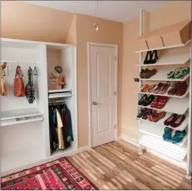  ?? LINDSAYANN­E BRENNER — HANDOUT ?? Lindsayann­e Brenner, the founder of the blog Hawk Hill, turned her spare bedroom into a walk-in closet and dressing room, with the help of ready-made pieces from Ikea.