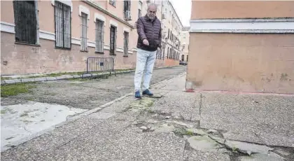  ?? S. GARCÍA ?? Fabián Cantero, vecino de las traseras de la calle Joaquín Costa, señala un tramo del acerado en mal estado.
