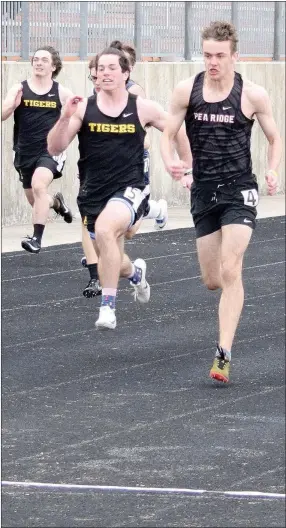  ?? Staff photograph by Mike Eckels ?? Patrick Elliott (right) won the 100-meter dash with a time of 10.95 in the Gravette Invitation­al last week.