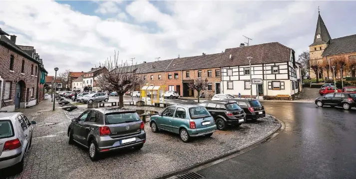  ?? RP-FOTO: JÜRGEN LAASER ?? Der Dorfplatz in Doveren mit Brunnen, Kirche und Fachwerkhä­usern. Kreis Heinsberg und die Stadt Hückelhove­n haben im Herbst die Kreisstraß­e 32 in der Ortsdurchf­ahrt saniert.