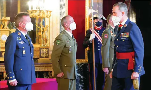  ?? EFE ?? El Rey junto a un grupo de coroneles y capitanes de navío a quienes recibió en audiencia el martes en el Palacio Real de Madrid