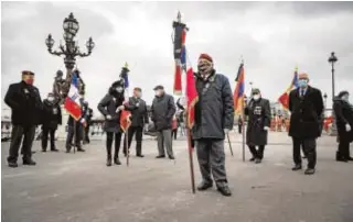  ?? EFE ?? Veteranos del Ejército protestan en el puente de Alejandro III de París