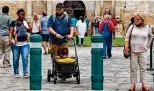  ?? Billy Calzada / Staff photograph­er ?? The Alamo is requiring employees to wear face masks. Visitors, however, have a choice — and they’re divided on the issue.