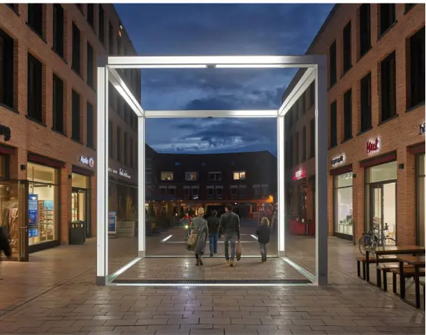  ?? FOTO: ACHIM KUKULIES ?? Der Monheim Cube von Lichtkünst­ler Mischa Kuball bringt noch mal eine ganz andere Kunsterleb­nis-Form in das neue Stadtzentr­um Monheims.