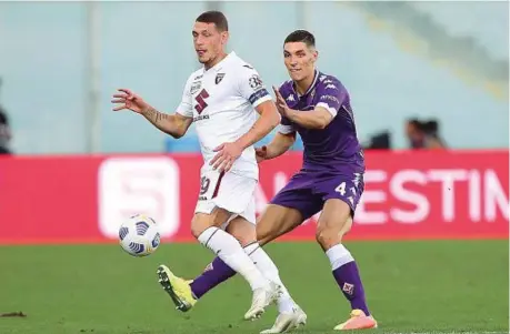  ??  ?? Milenkovic su Andrea Belotti, il capitano ha subito 7 falli in un’ora facendo ammonire due dei tre difensori della Fiorentina Che botte