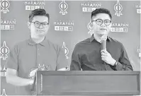  ??  ?? MOHON PERTIMBANG­AN: Wong (kanan) bersama Dr Yii pada sidang media di Ibu Pejabat DAP di Kuching, semalam.
